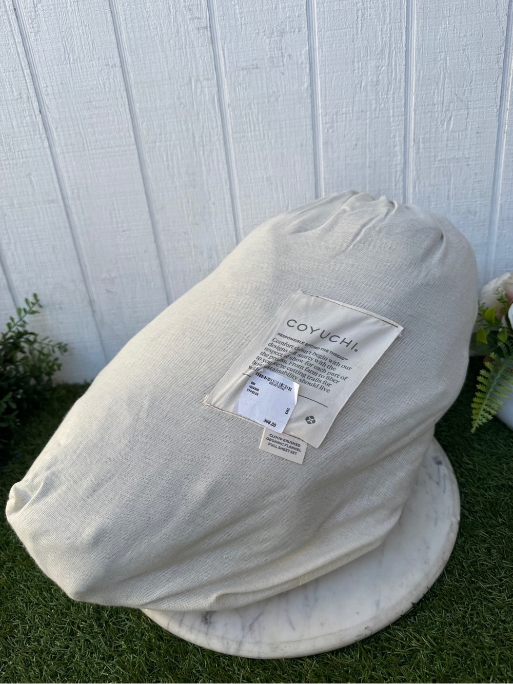 Coyuchi Cloud
Brushed™ Organic Flannel Sheet Set in Cypress New Queen $308 new - Picture 4 of 11